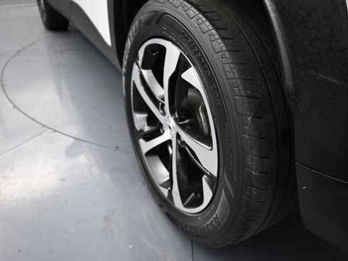 Certified 2024 Chevrolet Trax RS w/ Driver Confidence Package FWD image 28