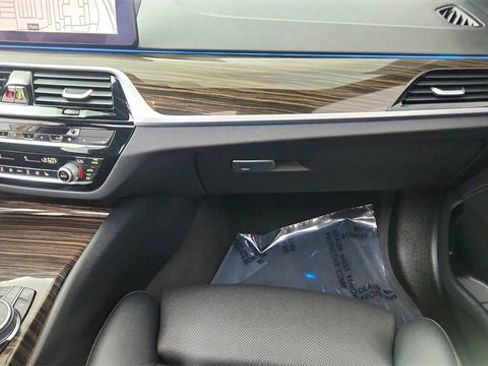 Used 2023 BMW 530e xDrive w/ Premium Package image 36