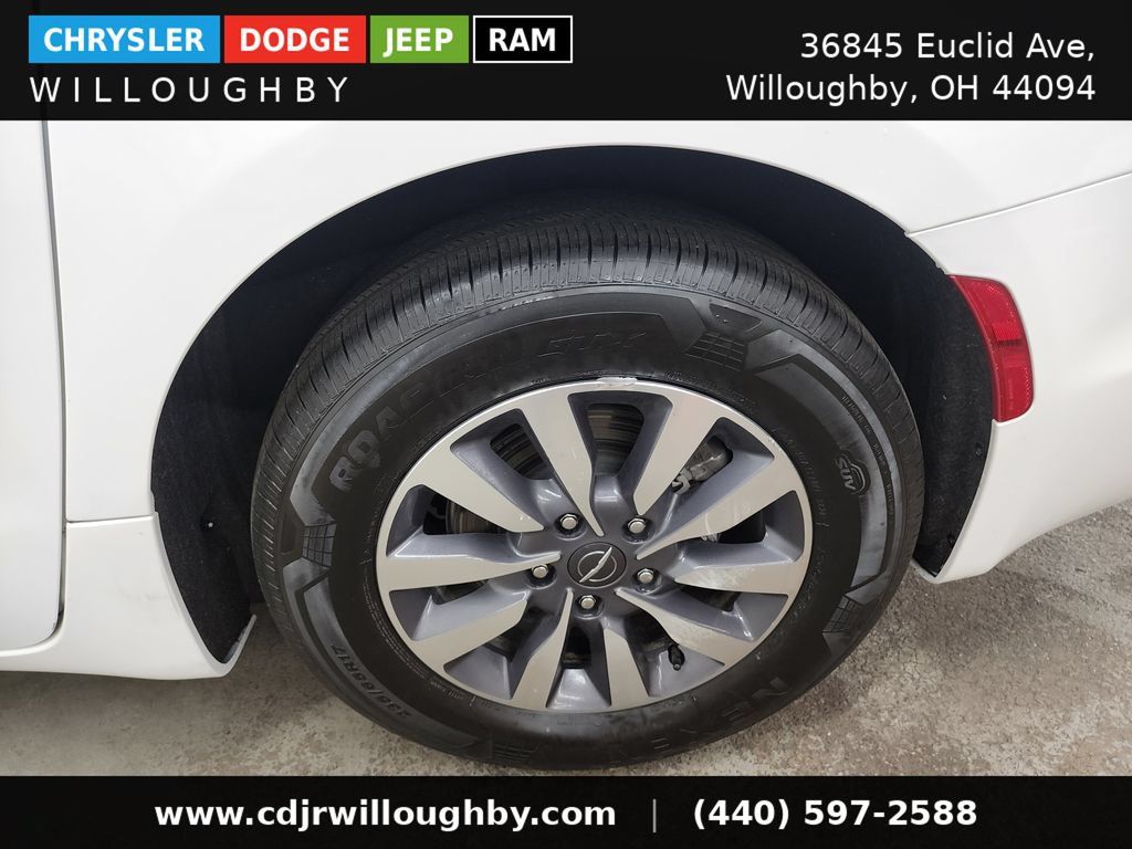 Used 2024 Chrysler Pacifica Limited FWD image 40
