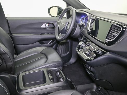 Used 2025 Chrysler Pacifica Select image 20