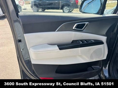 Used 2024 Kia Carnival LX FWD image 17