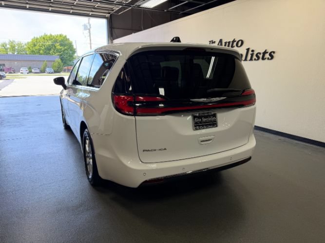 Used 2024 Chrysler Pacifica Touring-L FWD image 3