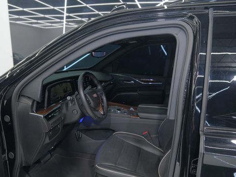 Used 2024 Cadillac Escalade ESV Premium Luxury image 18