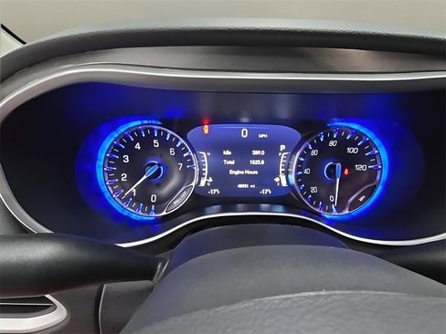 Used 2024 Chrysler Pacifica Touring-L image 30