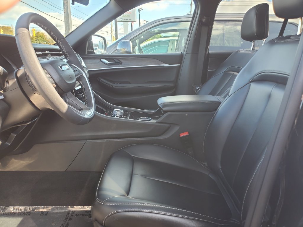 Used 2025 Jeep Grand Cherokee Limited AWD/4WD image 5