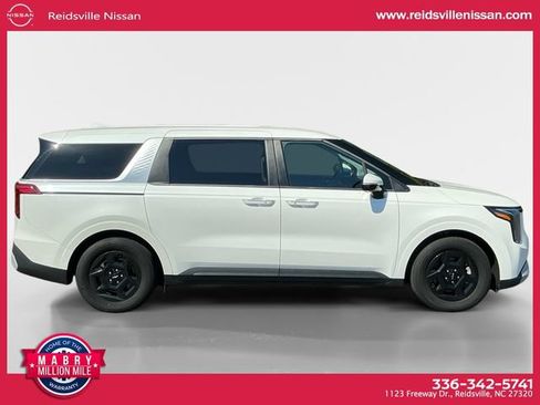 Used 2025 Kia Carnival FWD image 7