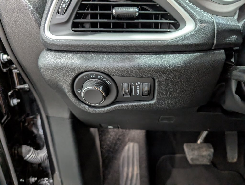 Used 2027 Chrysler Pacifica Limited FWD image 21