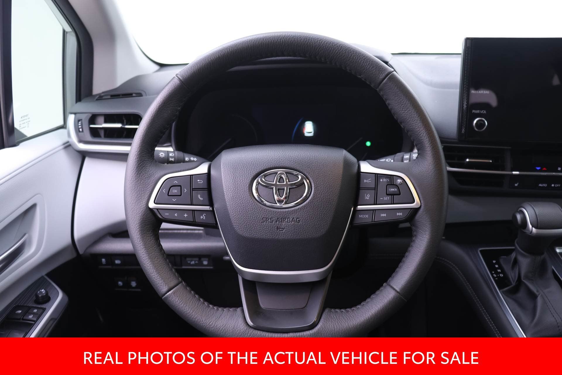 Used 2025 Toyota Sienna XLE FWD image 12