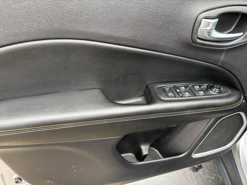 Used 2018 Jeep Compass Latitude w/ Popular Equipment Group FWD image 11