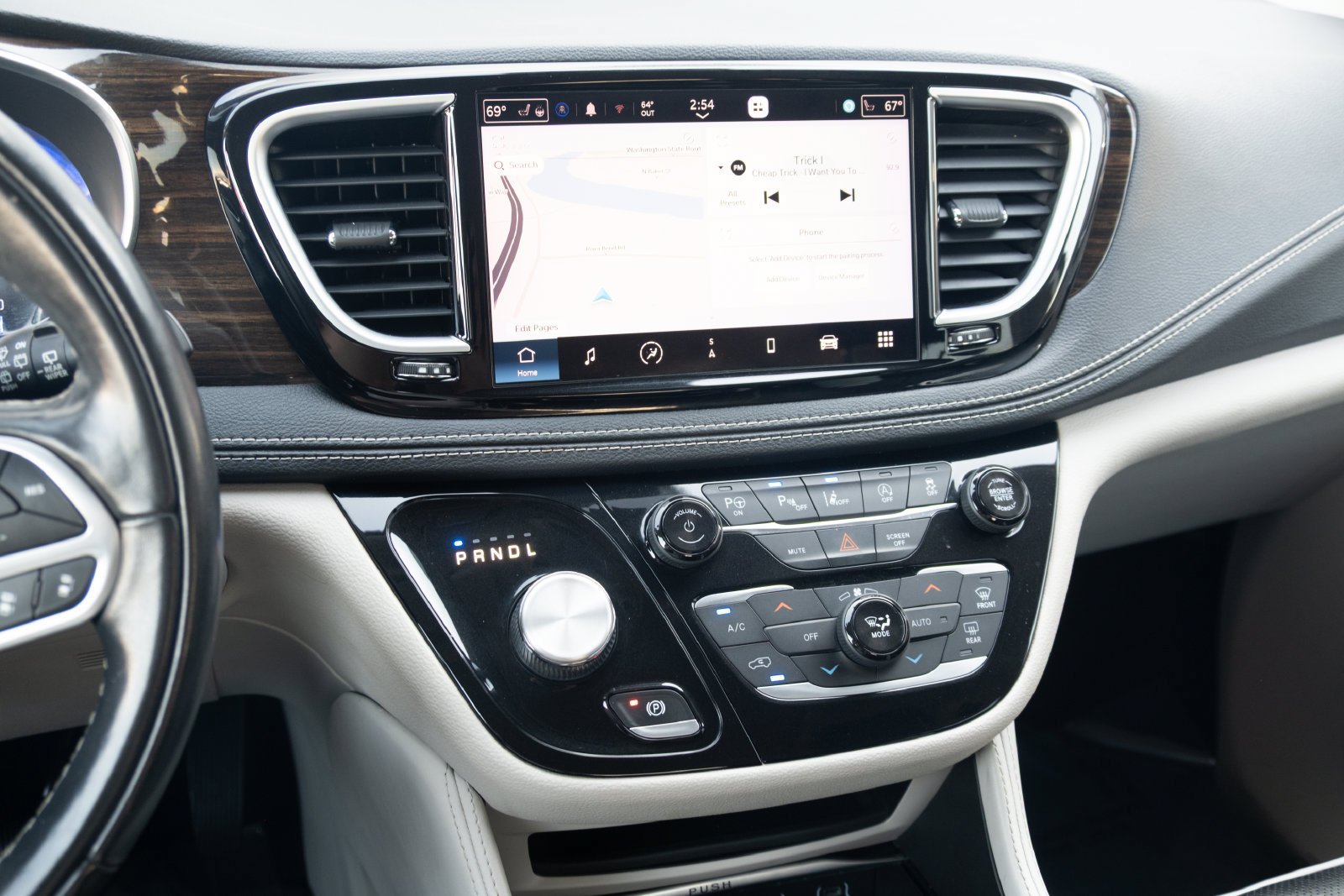 Used 2022 Chrysler Pacifica Limited FWD image 3