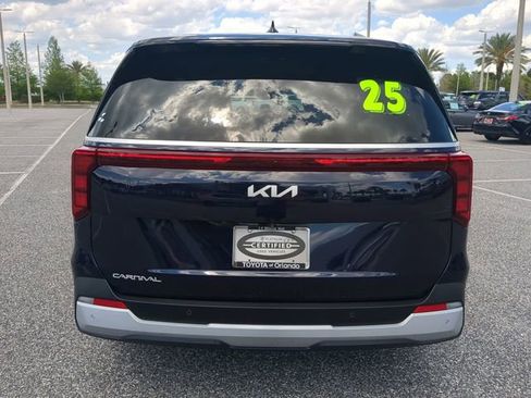 Used 2025 Kia Carnival FWD image 5