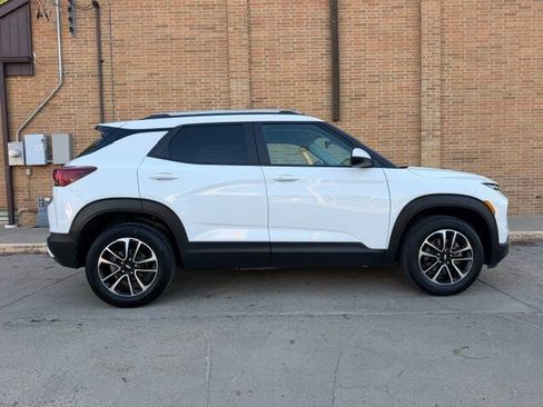 Used 2025 Chevrolet TrailBlazer LT AWD/4WD image 3
