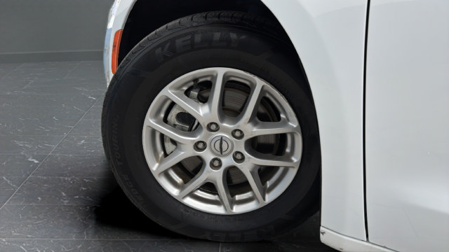 Used 2023 Chrysler Pacifica Touring-L FWD image 34