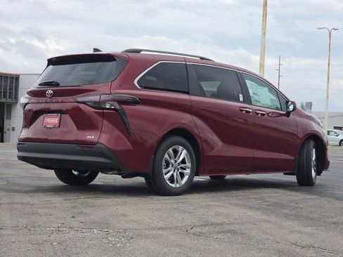 New 2026 Toyota Sienna XLE image 24