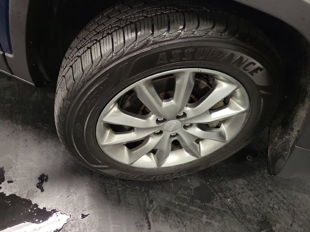Used 2018 Jeep Cherokee Limited AWD/4WD image 11
