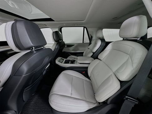 Used 2025 Lincoln Navigator Reserve image 25