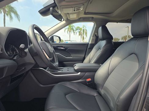 Certified 2025 Toyota Highlander XLE FWD image 22