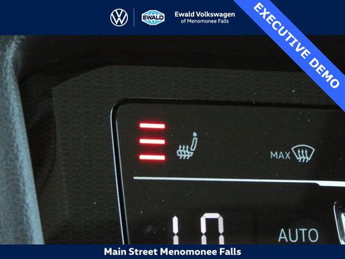 Certified 2025 Volkswagen Taos SE image 44