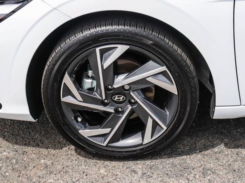 Used 2025 Hyundai Elantra Limited FWD image 14
