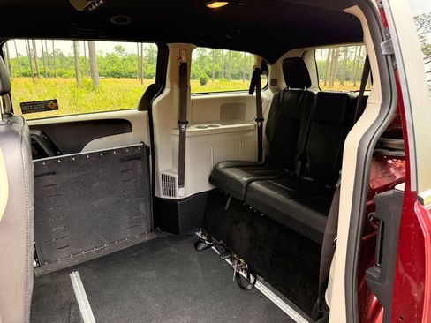 Used 2019 Dodge Grand Caravan SXT FWD image 23