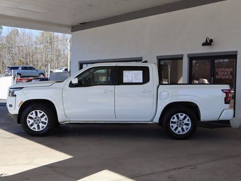 Used 2022 Nissan Frontier SV image 2