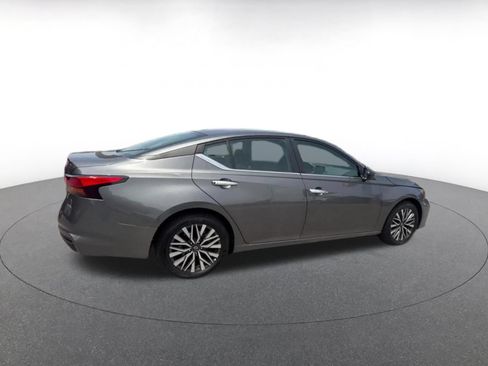 Used 2025 Nissan Altima 2.5 SV FWD image 14