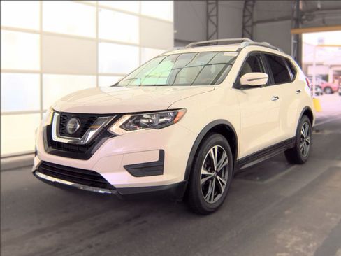 Used 2019 Nissan Rogue SV w/ Premium Package FWD image 4