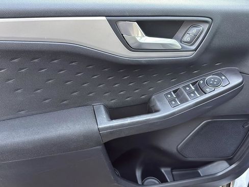 Used 2020 Ford Escape SE image 12