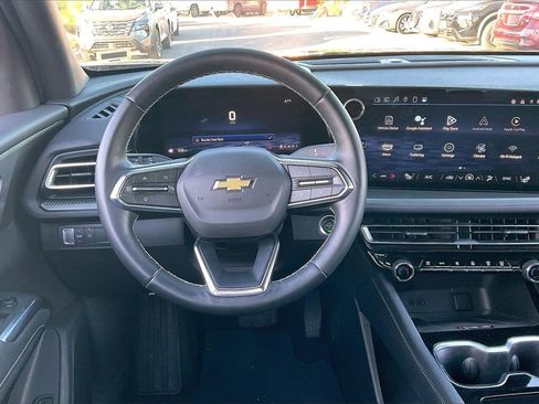 Used 2025 Chevrolet Traverse LT image 5