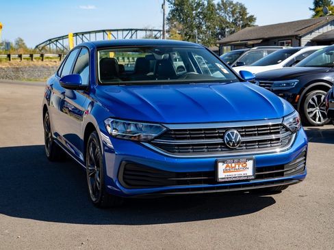 Used 2024 Volkswagen Jetta SE w/ Panoramic Sunroof Package image 2