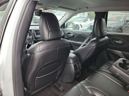 Used 2019 Jeep Cherokee Latitude Plus w/ Comfort/Convenience Group FWD image 11