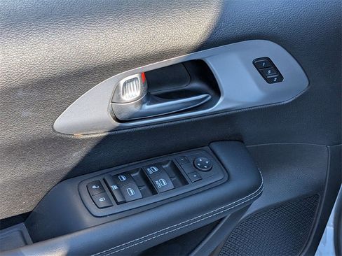 Used 2022 Chrysler Pacifica Touring-L w/ S Appearance Package image 10