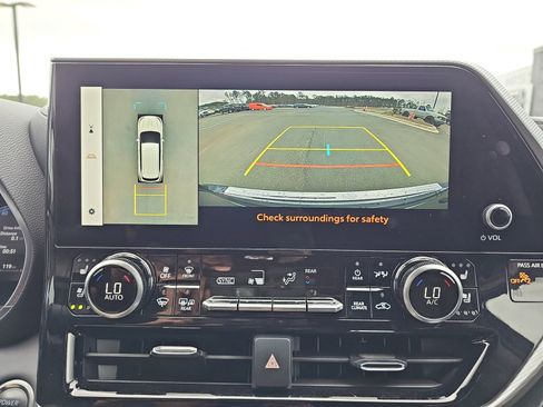 Used 2024 Toyota Highlander Platinum image 24