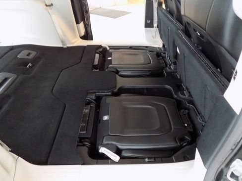 Used 2024 Chrysler Pacifica Touring-L FWD image 32