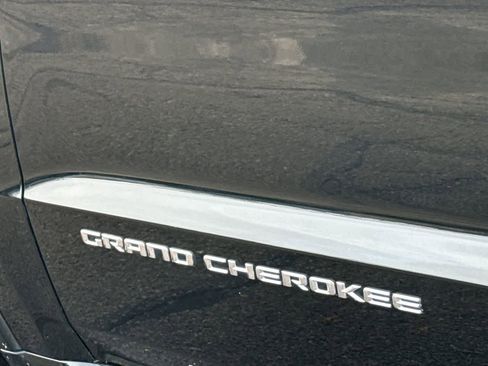 Used 2014 Jeep Grand Cherokee Overland w/ Advanced Technology Group image 12