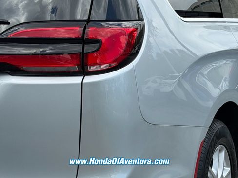 Used 2023 Chrysler Pacifica Touring-L FWD image 8