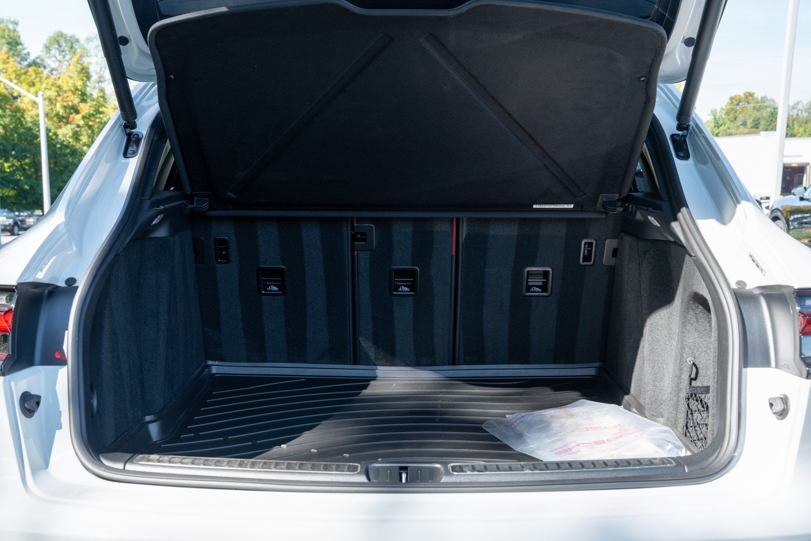 Certified 2026 Porsche Macan AWD/4WD image 35