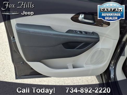 Used 2023 Chrysler Pacifica Limited FWD image 15