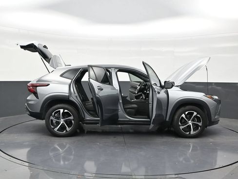 Used 2024 Chevrolet Trax RS w/ Sunroof Package FWD image 29