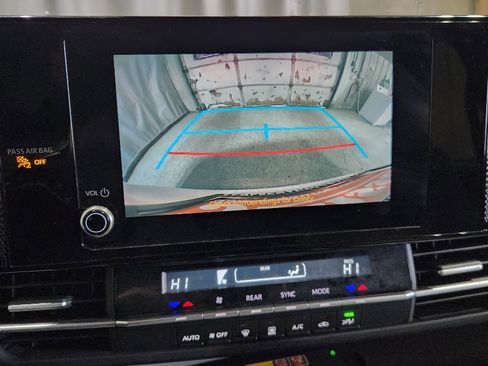 Used 2025 Toyota Sienna LE image 16