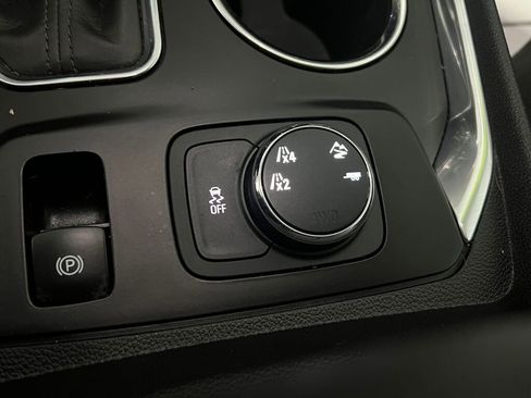 Used 2020 Chevrolet Traverse LT image 14