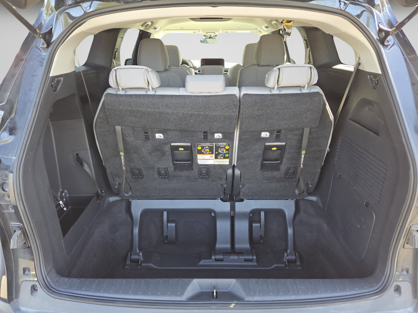 Used 2025 Toyota Sienna LE FWD image 25