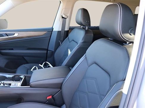 Used 2025 Volkswagen Atlas SE image 12