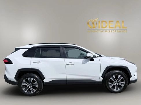 Used 2019 Toyota RAV4 LE w/ All Weather Liner Package AWD/4WD image 8