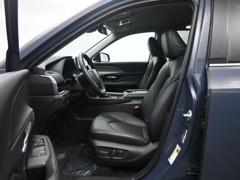 Used 2024 Toyota Grand Highlander XLE image 25