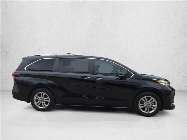 Used 2022 Toyota Sienna Platinum AWD/4WD image 4