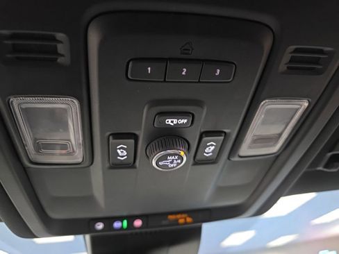 Certified 2024 Chevrolet Suburban LT w/ Luxury Package AWD/4WD image 30