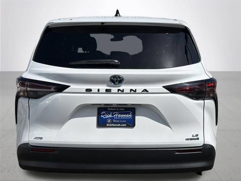 Used 2023 Toyota Sienna LE AWD/4WD image 8