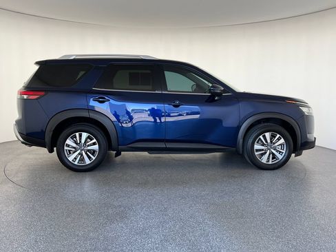 Used 2022 Nissan Pathfinder SL w/ SL Black Package FWD image 2
