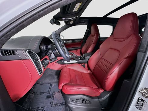 Used 2023 Porsche Cayenne Turbo image 5